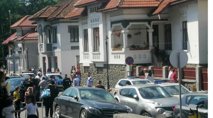 Centru, Târgu Jiu: Un șofer, cu un copil în mașină, s-a trezit înconjurat de o armată de polițiști și jandarmi