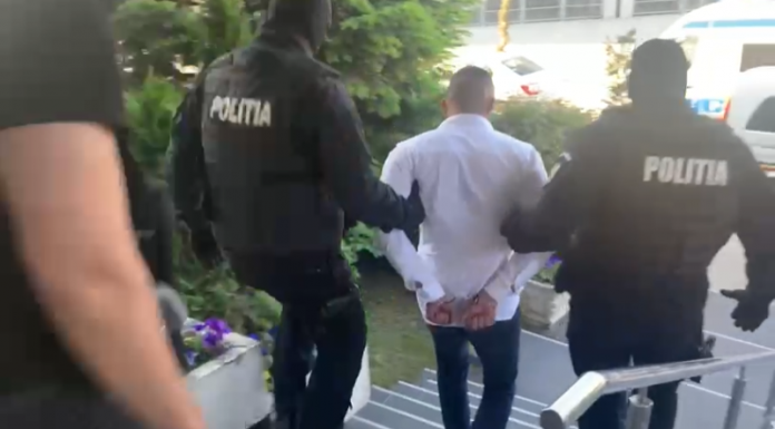 VIDEO|Bărbat ridicat de polițiști, direct din trafic! Avea un pistol de 9 mm, cu două cartușe cu glonț