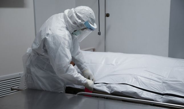 Riscă să rămână fără slujba obținută în pandemie. „Discriminare inacceptabilă”