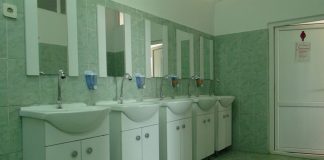 Bani de la Guvern pentru toalete în două școli din Gorj