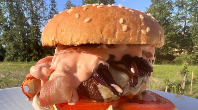 Rețeta săptămânii – Bucătăria lui Fabi: Burger țărănesc, la grătar