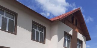 VIDEO: Oamenii din Stănești vor să scape de conducerea abuzivă a Obștei Curpen – Vaidei. Scandal încheiat cu venirea poliției – Președintele asociației a fugit acasă cu registrul (I)