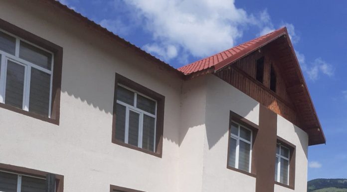 VIDEO: Oamenii din Stănești vor să scape de conducerea abuzivă a Obștei Curpen – Vaidei. Scandal încheiat cu venirea poliției – Președintele asociației a fugit acasă cu registrul (I)