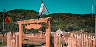 Tabără de sculptură lângă Mănăstirea Polovragi. Simboluri dacice în arta lemnului