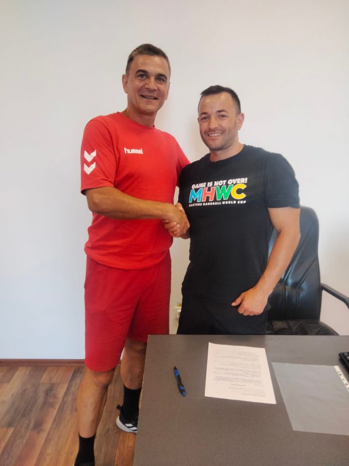 Continuă transferurile la UCB