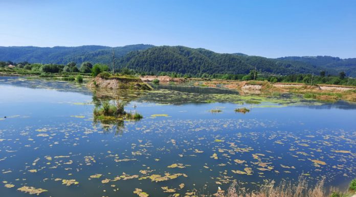 Excavații ilegale în albia râului Motru