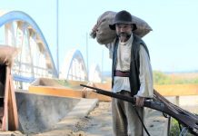 Țeapă, incompetență sau grup infracțional?! ,,Eroii de la Podul Jiului”, filmul plătit cu milioane de lei de către stat, a promovat regizorul Ministru