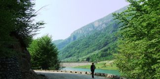 LA PAS PRIN LUMEA DE PIATRĂ A GORJULUI