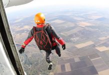 Vrei să sari cu parașuta? Plătești 1450 de lei iar visul tău poate deveni realitate, în acest weekend, la Stănești!