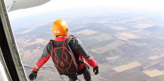 Vrei să sari cu parașuta? Plătești 1450 de lei iar visul tău poate deveni realitate, în acest weekend, la Stănești!