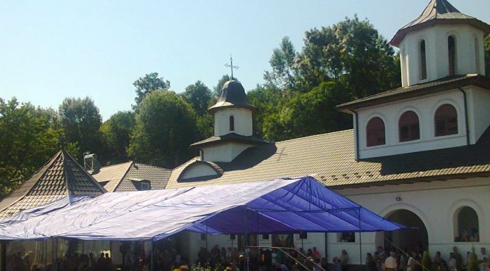 Mănăstirea «Sfânta Treime» de la Strâmba-Jiu, Oraşul Turceni (Gorj) şi-a sărbătorit hramul (I) – ,,Sărbătoarea închinată «Sfintei Treimi», ne reuneşte în această sfântă mănăstire, unde părinţii slujitori, maicile şi surorile preamăresc pe Tatăl Cel Ceresc, pe Fiul şi pe Sfântul Duh”!