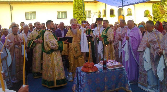 Mănăstirea «Sfânta Treime» de la Strâmba-Jiu, Oraşul Turceni (Gorj) şi-a sărbătorit hramul (II) – ,,Rugăciunile noastre sunt în numele «Preasfintei Treimi» şi se încheie prin cuvintele: «Slavă Tatălui, şi Fiului şi Sfântului Duh, acum şi pururea şi-n vecii vecilor Amin!»”.