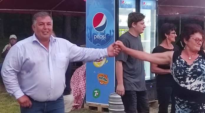 Drăguțești: Horă cu zeci de persoane, artiști cunoscuți pe scenă, sute de participanți! Maria Loga a încântat publicul