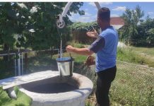 Văcarea: Morman de pământ contaminat, lângă o fântână publică! O alta, părăsită și necurățată de autorități