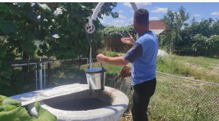 Văcarea: Morman de pământ contaminat, lângă o fântână publică! O alta, părăsită și necurățată de autorități