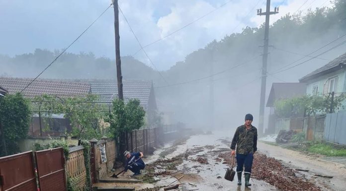 Satul Sohodol, sub ape, după o ploaie torențială de douăzeci de minute! – Primarul Remetea cere ajutor: ,,De 60 de ani nu s-a mai pomenit așa ceva”!