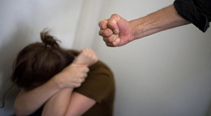 Adolescentă de 16 ani, lovită de concubin