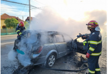 VIDEO,Târgu Jiu: O mașină a luat foc, în mers, pe Calea Severinului