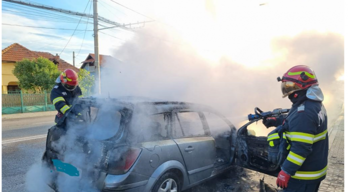 VIDEO,Târgu Jiu: O mașină a luat foc, în mers, pe Calea Severinului