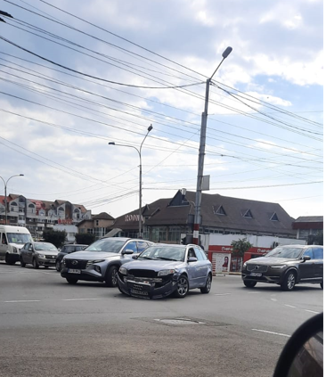 Tamponare în giratoriul Pieței Centrale, trafic blocat!