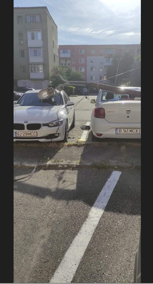FOTO, Târgu Jiu| Stâlpi căzuți pe mașinile oamenilor!