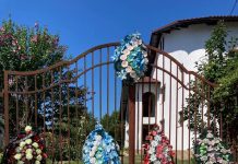 VIDEO: Coroane și lumânări la poarta unui fost polițist local din Peștișani!