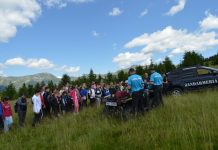 Jandarmii montani din Gorj, în drumeție cu 50 de copii, la Rânca