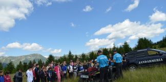 Jandarmii montani din Gorj, în drumeție cu 50 de copii, la Rânca