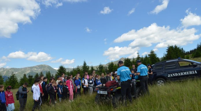 Jandarmii montani din Gorj, în drumeție cu 50 de copii, la Rânca