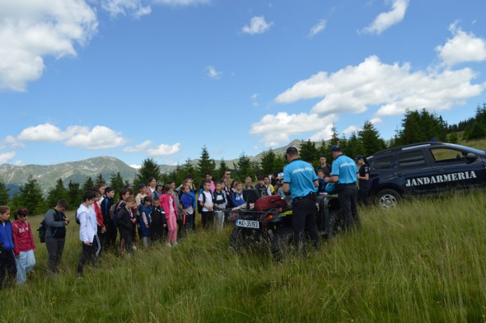 Jandarmii montani din Gorj, în drumeție cu 50 de copii, la Rânca
