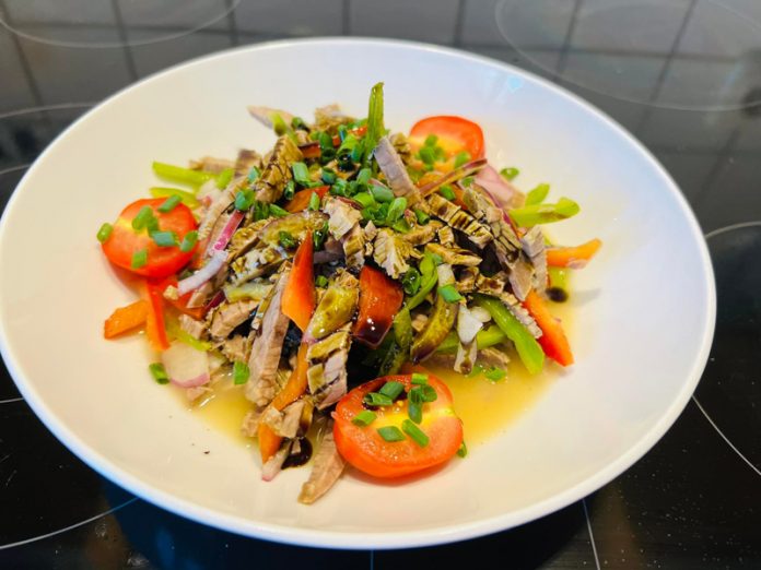 Rețeta săptămânii – Bucătăria lui Fabi: Salată din carne de vită cu ulei de dovleac!