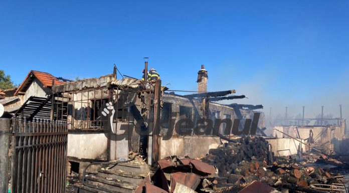 Prăpăd la Scoarța! Trei case arse! A scăpat o icoană!