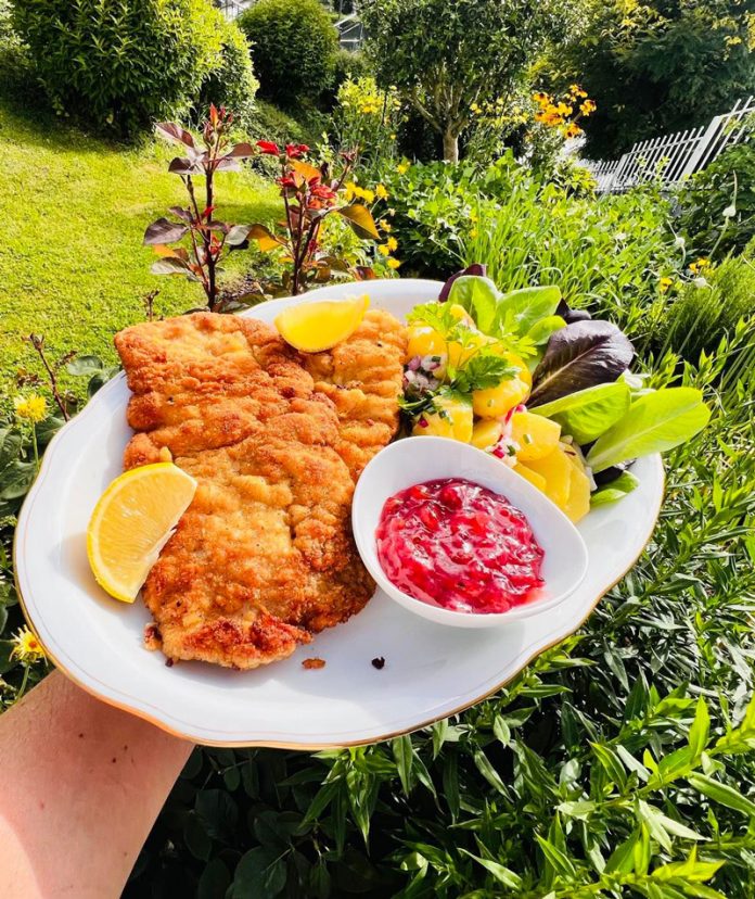 Rețeta săptămânii – Bucătăria lui Fabi: Șnițel vienez, de porc, cu salată de cartofi