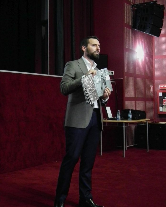 Albumul de fotografii „Bunicul meu, Regele Mihai”, lansat la Târgu Jiu