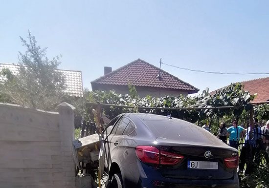 Bălești: O femeie a adormit la volan – A intrat într-o altă mașină și-ntr-o curte
