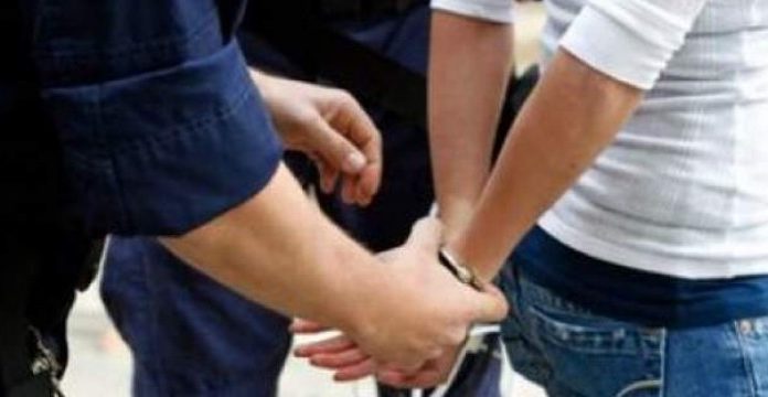 Tată și fiu, reținuți de polițiști