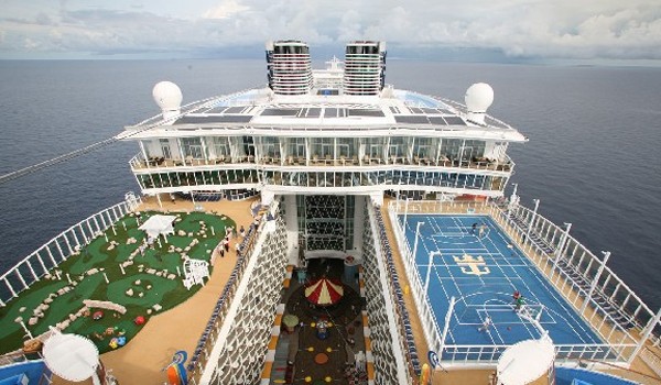 Angajări pe vasele de coazieră, salarii de la 1.300 la 2.500 de euro