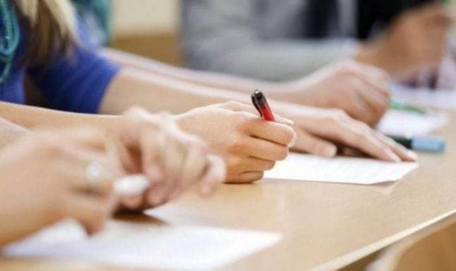 Elevii primesc primele burse din noul an școlar