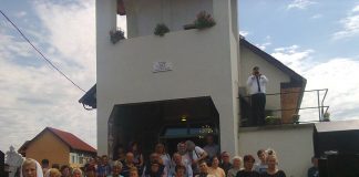 Mitropolitul Olteniei a sfinţit în Gorj o nouă Casă a Lui Dumnezeu (I) – ,,Îl preamărim pe Dumnezeu, pentru că El este Cel care sălăşluieşte în Casa Sa, adică, în biserică”!