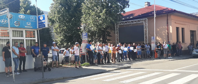 ONG-iștii de la Bankwatch s-au baricadat la Hotel Anna din Târgu Jiu! Peste 100 de salariați CEO sunt acolo!