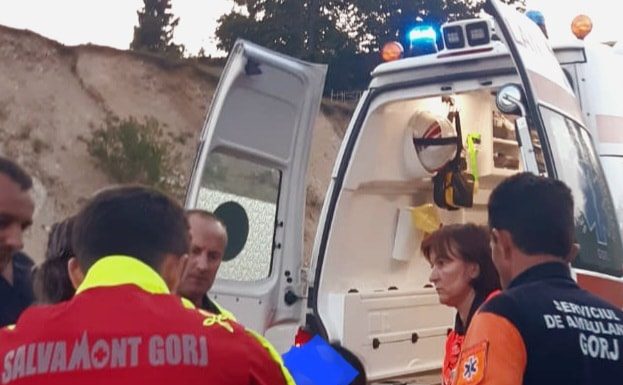 O femeie a suferit un AVC pe Transalpina! Salvamontiștii montani i-au venit în ajutor