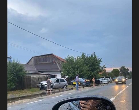 Târgu Jiu: Un șofer de 19 ani a intrat, cu viteză, în trei mașini