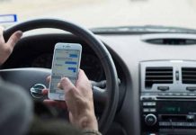 Ce riscă șoferii când butonează telefonul în mers!
