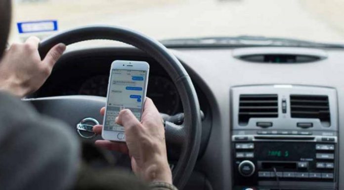 Ce riscă șoferii când butonează telefonul în mers!