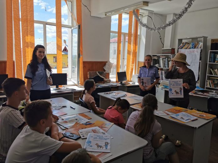 Copiii din Roșia de Amaradia, întâlnire cu polițiștii – Pericolele din online