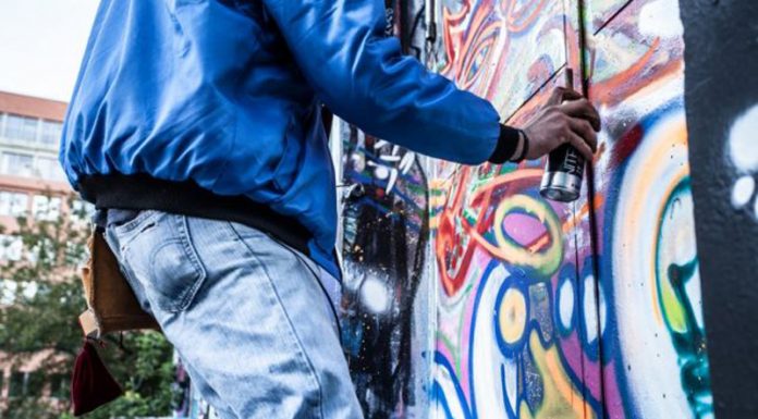 Ce pățesc cei care desenează pereții clădirilor!