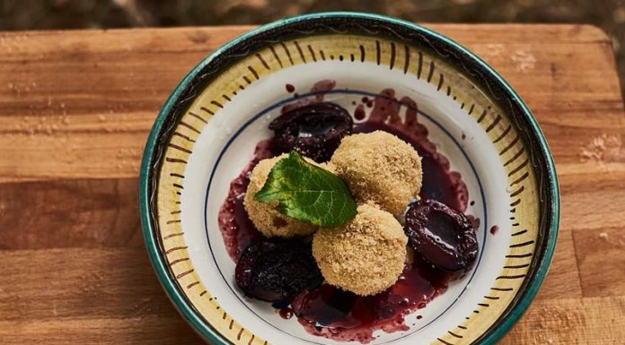 Rețeta săptămânii – Bucătăria lui Fabi: Găluște din urdă cu sos de prune !