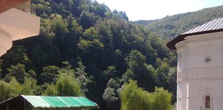 Mitropolitul Olteniei a oficiat Sfânta Liturghie la Hramul «Schimbarea la Faţă a Domnului», de la Mănăstirea Lainici, Gorj – ,,Momentul acestei «Schimbări la Faţă a Domnului» este întărirea credinţei Sfinţilor Apostoli în adevărul că Mântuitorul Hristos este Fiul Lui Dumnezeu”!