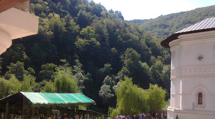 Mitropolitul Olteniei a oficiat Sfânta Liturghie la Hramul «Schimbarea la Faţă a Domnului», de la Mănăstirea Lainici, Gorj – ,,Momentul acestei «Schimbări la Faţă a Domnului» este întărirea credinţei Sfinţilor Apostoli în adevărul că Mântuitorul Hristos este Fiul Lui Dumnezeu”!