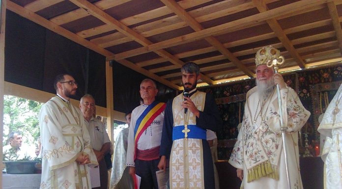 Mitropolitul Olteniei a sfinţit în comuna Scoarţa (Gorj) o nouă Casă a Lui Dumnezeu, într-un loc binecuvântat (II) – ,,Cei care s-au botezat, cei care s-au cununat şi apoi s-au înmormântat în jurul sfânt locaşului acestuia sunt mărturie peste veacuri despre existenţa şi dăinuirea credinţei noastre ortodoxe în aceste meleaguri”!